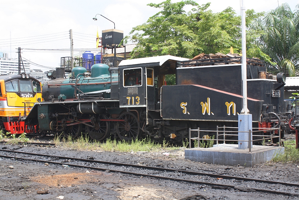 SRT 713 (ex JNR C56.15, 1'C-h2, Hitachi, Bauj. 1935, Fab.Nr. 628) betriebsfähig abgestellt im Depot Thon Buri am 19.Mai 2012.