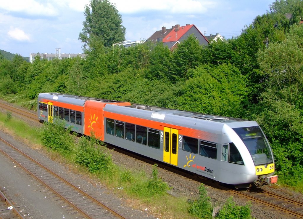 Stadler GTW 2/6 der Hellertalbahn am 07.06.2007 zwischen Herdorf und Struthtten, Richtung Neunkirchen. Die Gesellschafter der Hellertalbahn sind zu je einem 1/3 die Westerwaldbahn (WEBA), die Kreisbahn Siegen-Wittgenstein (KSW) und die Hessischen Landesbahn (HLB).