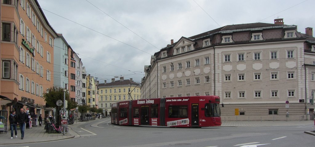 Straenbahn der Innsbrucker Verkehrsbetriebe, Bombardier Flexity, unterwegs auf der Linie 1 nach Kettenbrcke an der Haltestelle Maria-Theresien-Strae am 20.4.2013.