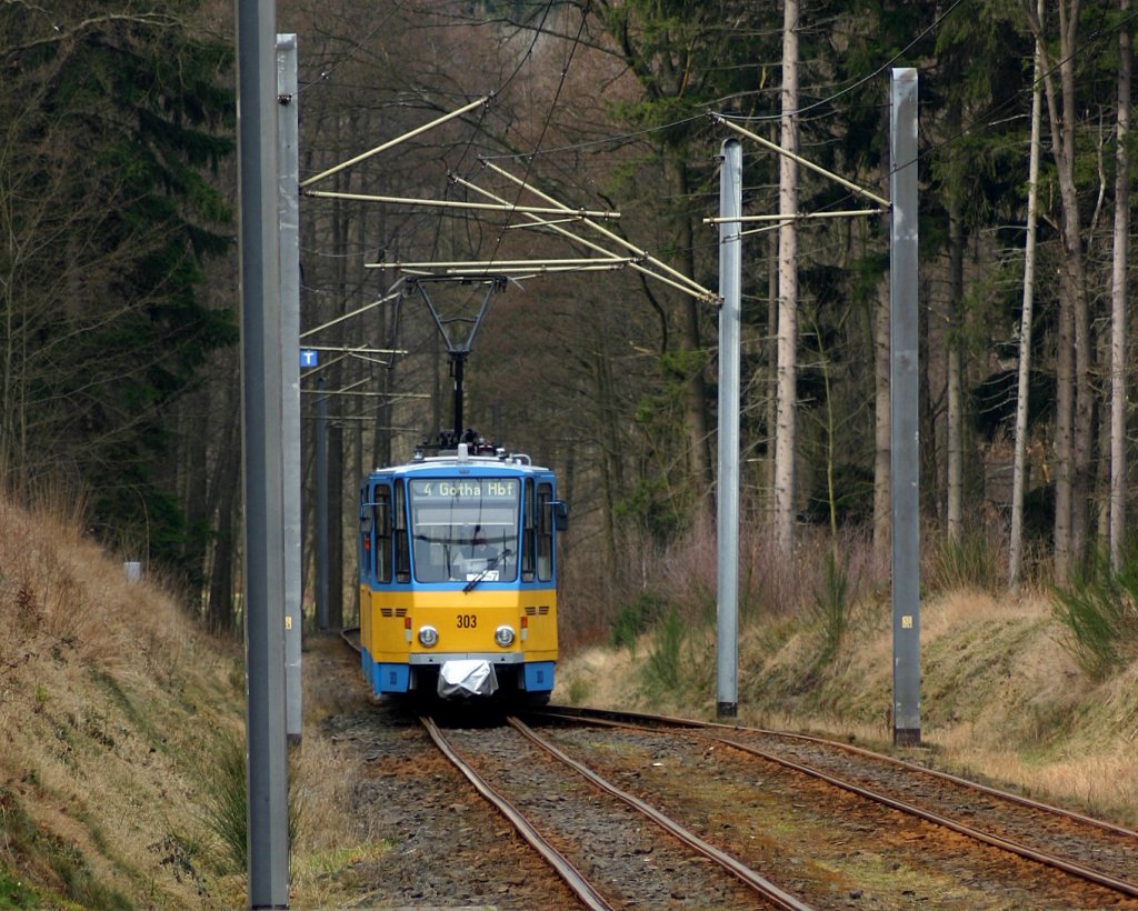 Straenbahn oder elektrisch betriebene  Schmalspurbahn ?
Die Thringer Waldbahn, hier ein Tatra Kurzgelenkzug vor der Haltestelle
Marienglashhle am 24.02.2008 gegen 12:22 Uhr , nach Gotha fahrend, ist betriebstechnisch eine Straenbahn.