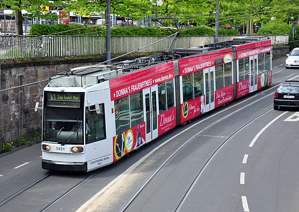 Straßenbahn der SWB (Stadtwerke Bonn) Nr. 9451 beim Bonner