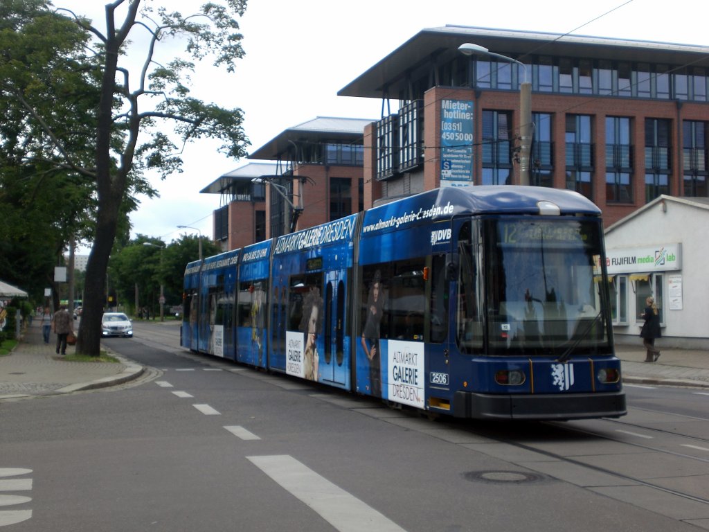 Stra�enbahnlinie 12 nach Striesen an der Haltestelle Augsburger Stra�e.(18.8.2010) 