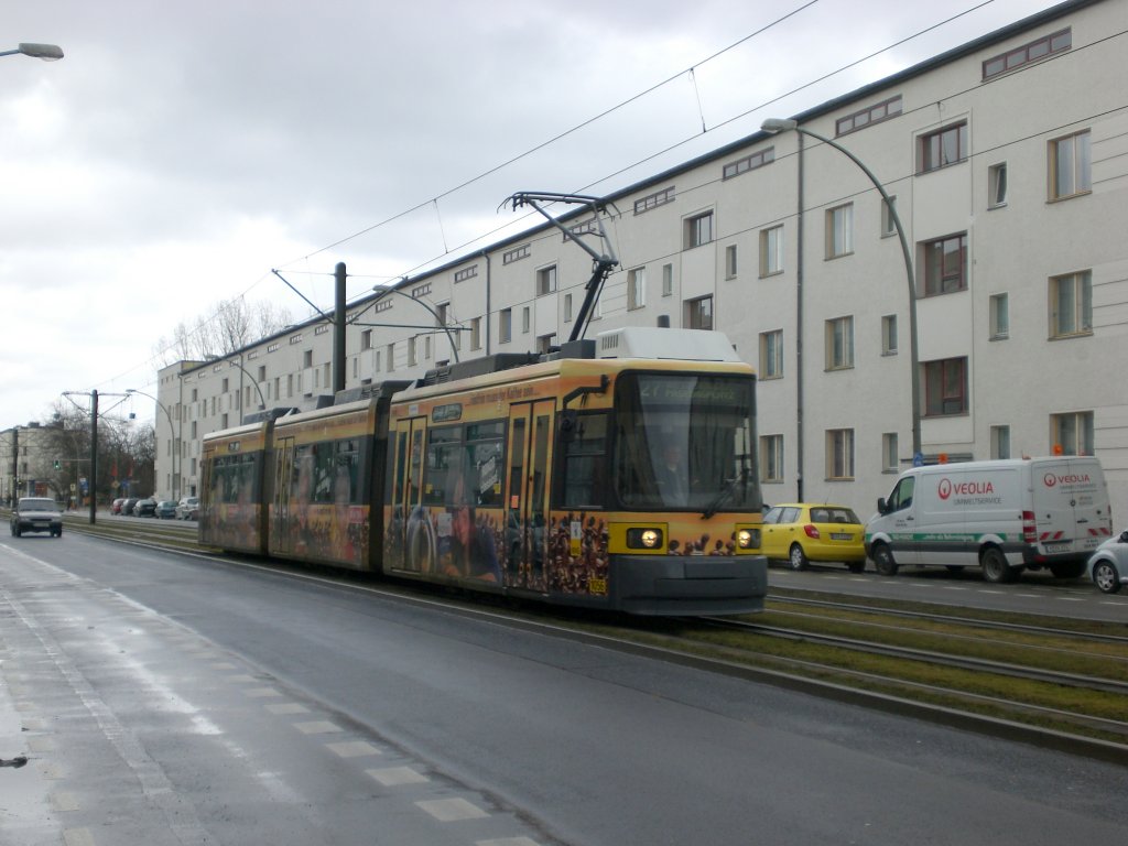 Stra�enbahnlinie 27 nach Wei�ensee Pasedagplatz nahe der Haltestelle Wei�ensee Buschallee.(14.3.2010)