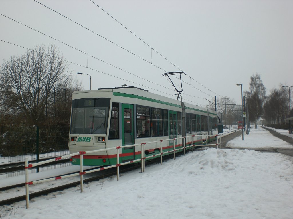 Stra�enbahnlinie 3 an der Haltestelle Krankenhaus Olvenstedt.(18.2.2010) 