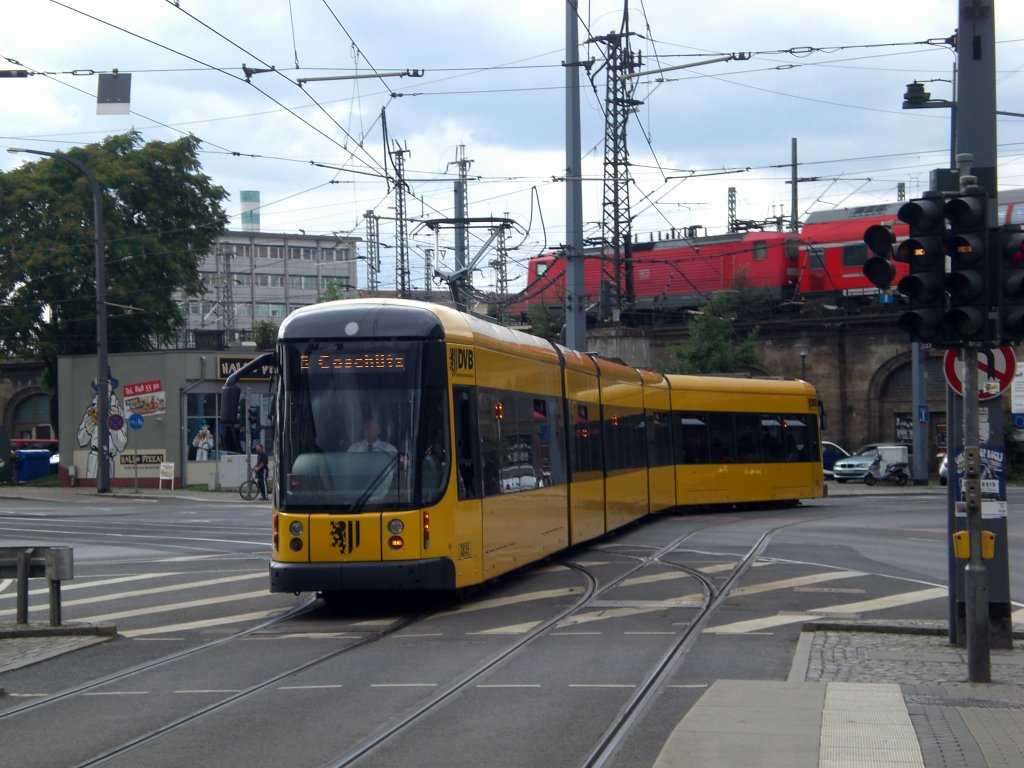 Stra�enbahnlinie 3 nach Cosch�tz am Bahnhof Neustadt.(18.8.2010) 