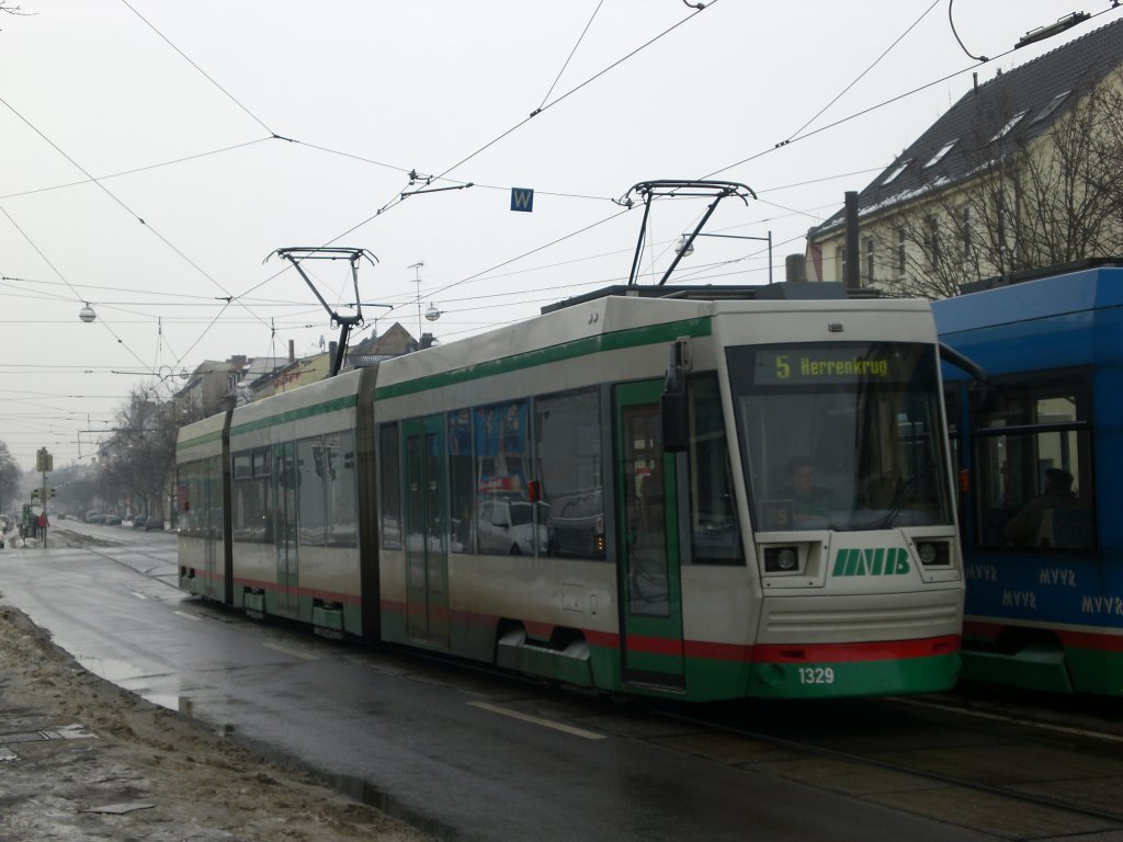 The tram line 5 to Mr. Krug at the stop