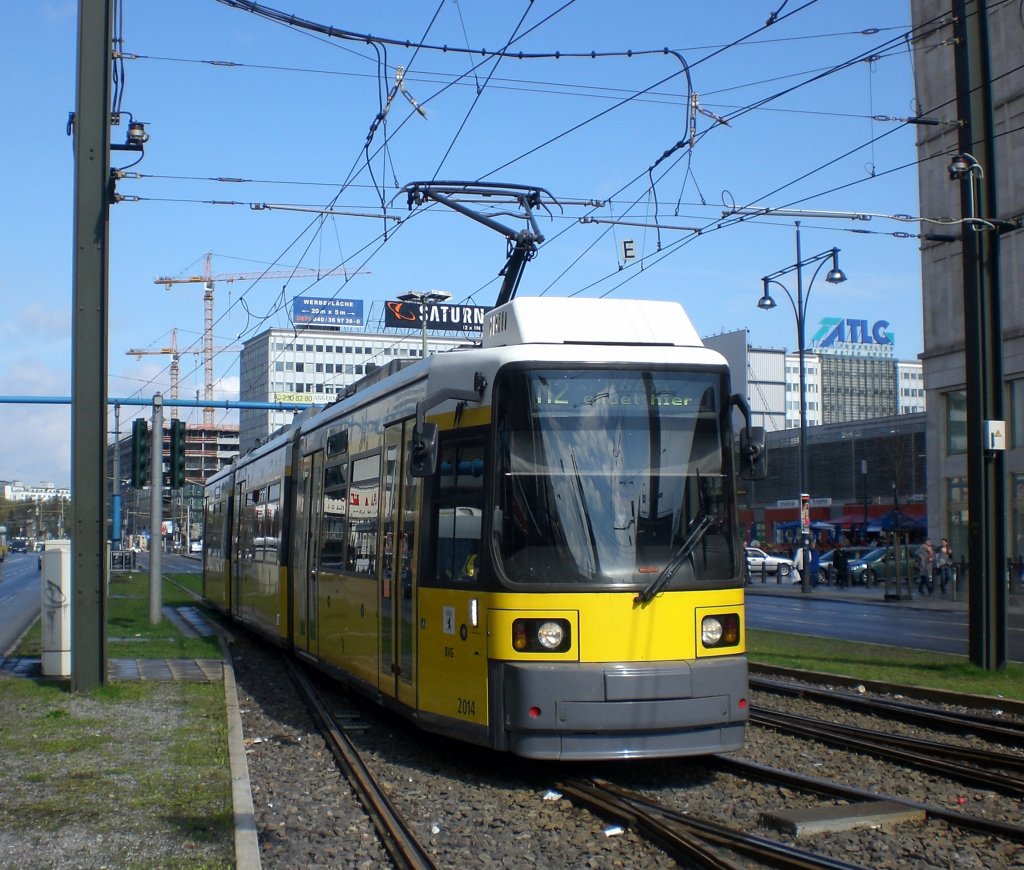 Stra�enbahnlinie M2 am S+U Bahnhof Alexanderplatz.(11.4.2010) 