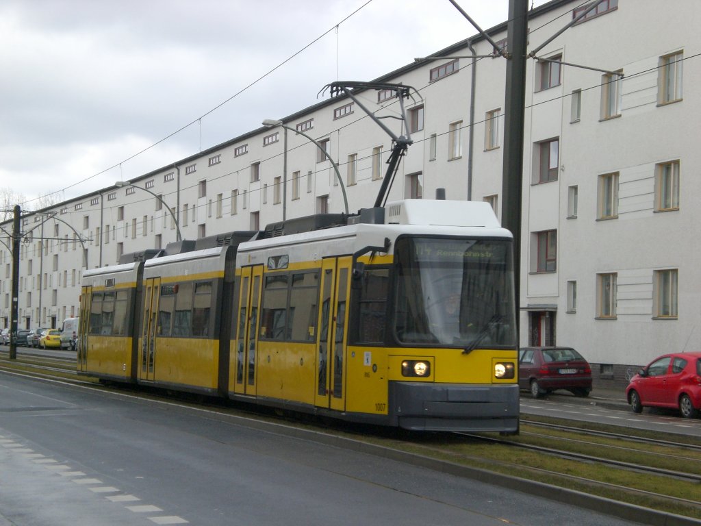 Stra�enbahnlinie M4 nach Betriebshof Wei�ensee an der Haltestelle Wei�ensee Buschallee.(14.3.2010)