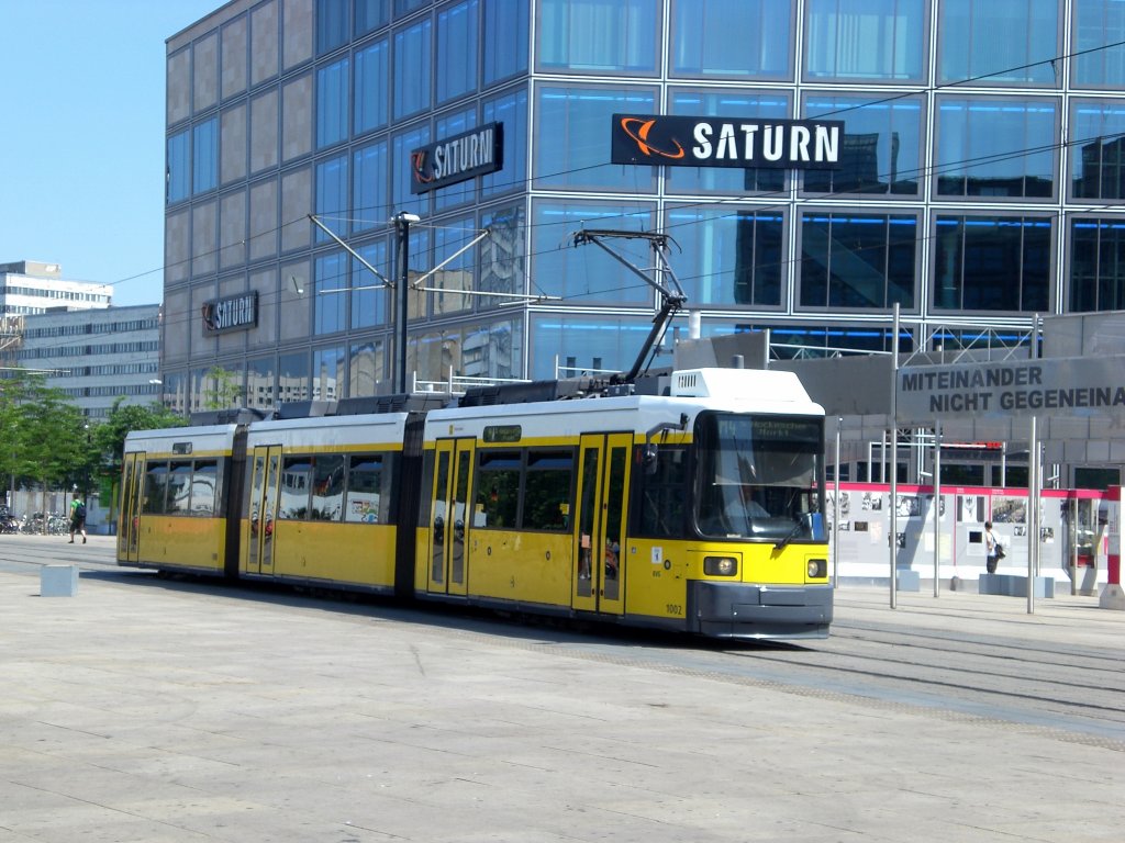 Stra�enbahnlinie M4 nach S-Bahnhof Hackescher Markt am U-Bahnhof Alexanderplatz.(11.7.2010) 