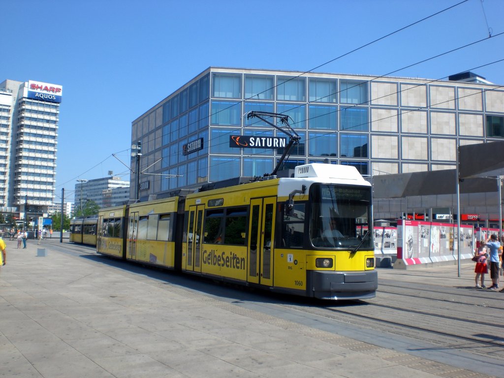 Stra�enbahnlinie M6 nach U-Bahnhof Schwarzkopfstra�e am U-Bahnhof Alexanderplatz.(11.7.2010) 