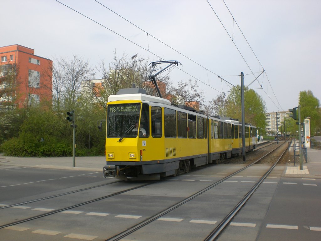 Stra�enbahnlinie M8 nach U-Bahnhof Schwarzkopfstra�e an der Haltestelle Marzahn Barnimplatz.(20.4.2010)