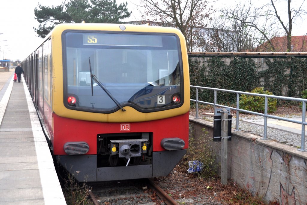 Strausberg bei Berlin, 26.11.2011, Endstation f�r die Berliner S-Bahnlinie S-5