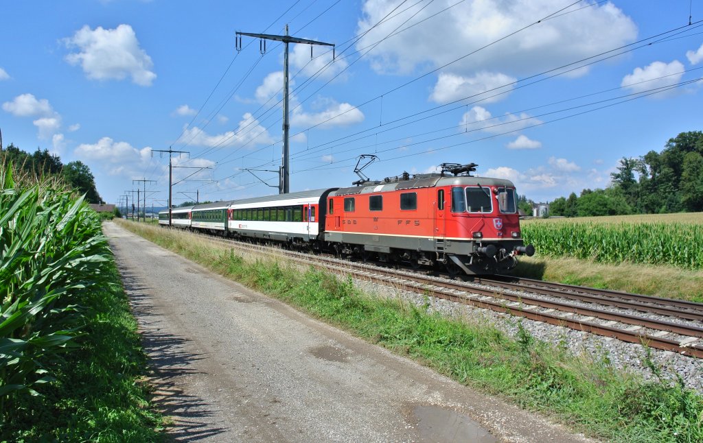 Streetparade Extrazug mit der Re 4/4 II 11197, 2 B EWIV und 2 Bpm51 auf der Fahrt von Lausanne nach Zrich bei Hindelbank, 10.08.2013.