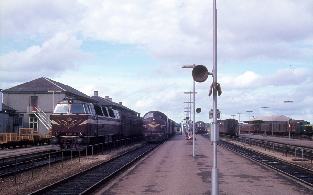 Struer am 27. August 1974: DSB Mz 1402 / Mx 1029 / Mo 1851 Struer H (: Bahnhof Struer).