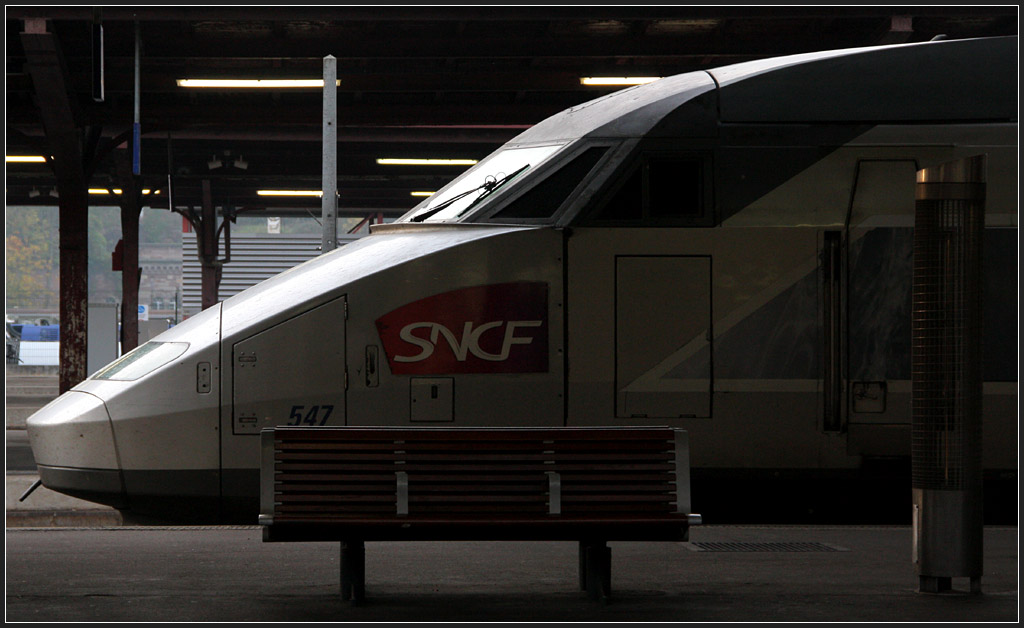 Studie TGV-Kopfdesign - 

Die herrschenden Lichtverhältnisse lassen die eigentlich doch ganz schöne Kopfform des TGVs deutlich hervorteten. 

Strasbourg Gare Centrale, 30.10.2011 (M)