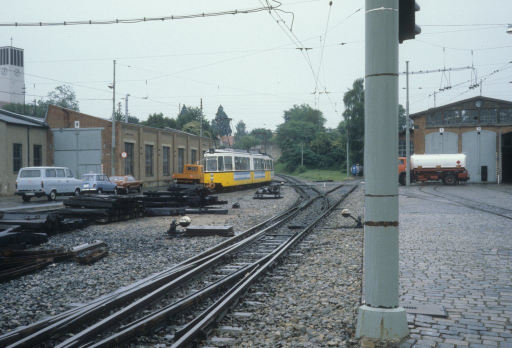 Stuttgart SSB SL 6 (GT4 704) kommt am 1. Juli 1980 im Mhringen Bahnhof an. 