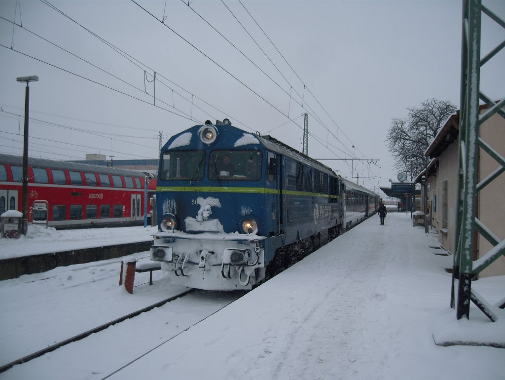 SU 46 0 32 steht in Cottbus/Chos�buz vor dem EC