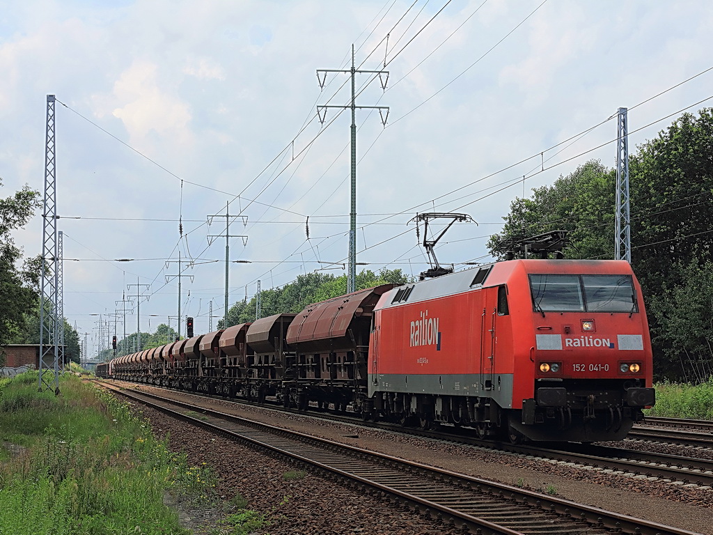 Sdlicher Berliner Auenring bei Diedersdorf am 11. Juli 2012. Es folgte 152 041-0 mit einem gemischten Gterzug in Richtung Grobeeren, nachdem 155 126-6 weiter gefahren ist.