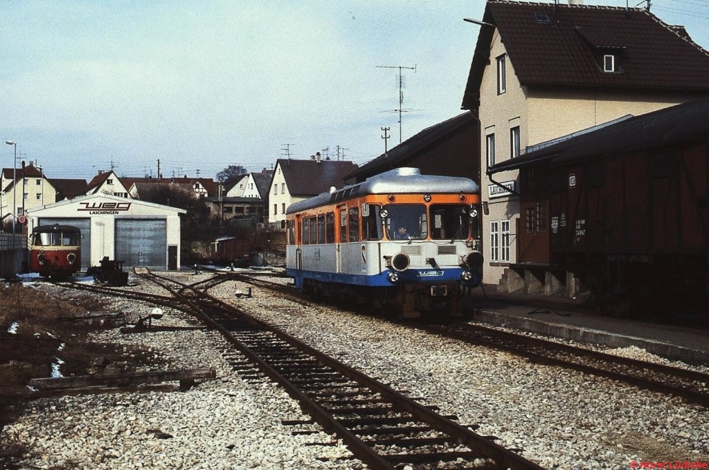 T 31 verläßt im Februar 1985 den Bahnhof Laichingen. Vor dem Triebwagenschuppen ist T 37 abgestellt. Beide Fahrzeuge stammen von der 1972 stillgelegten Härtsfeldbahn.