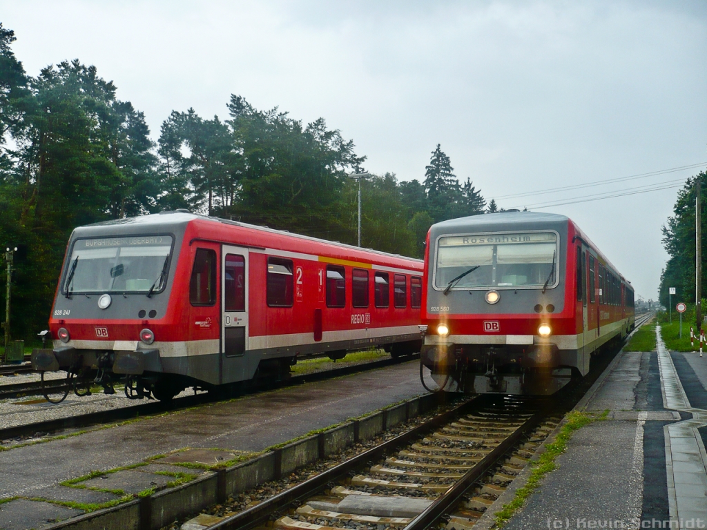 Tag 4: In Kastl begegneten sich diese zwei VT 628. Mit dem linken, von Mühldorf kommenden sind wir hier angekommen, um die KBS 942 mit dem rechten VT von Burghausen nach Rosenheim wieder zurück nach Mühldorf zu fahren, von wo aus wir uns über Neumarkt-St. Veit zunächst nach Landshut vorarbeiteten.