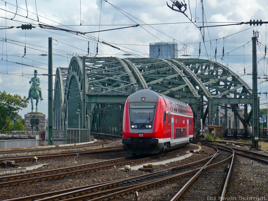 Tag 5: Ein RE 7 von Rheine nach Krefeld Hbf erreicht den Kölner Hauptbahnhof auf Gleis 9.