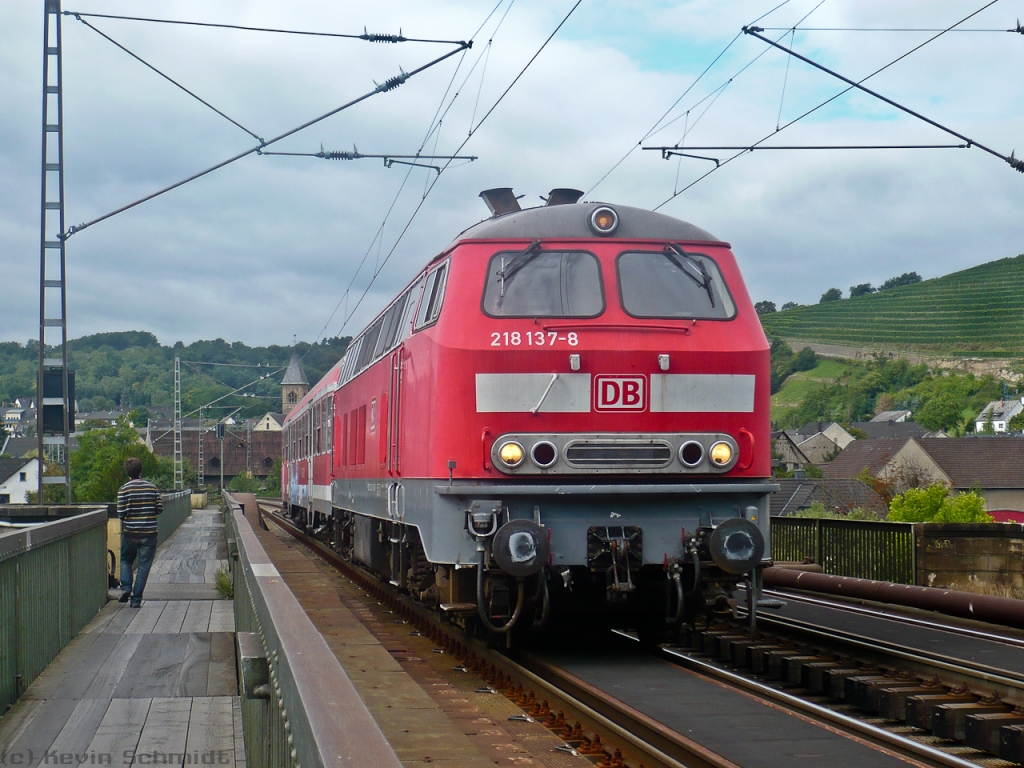 Tag 6: 218 137-8 zieht einen offenbar defekten n-Wagen über die Gülser Moselbrücke in Richtung Koblenz Hbf.