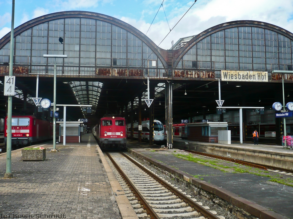 Tag 7: Den Fahrtrichtungswechsel in Wiesbaden Hbf nutzte ich für einen kleinen Dauerlauf aus der Bahnhofshalle hinaus, die ich gern mit unserem RE nach Frankfurt (Main) Hbf auf Gleis 6 fotografieren wollte. Die 110 431-4 hat gerade das Spitzenlicht umgeschaltet. - Nun aber schnell wieder einsteigen! ;-)