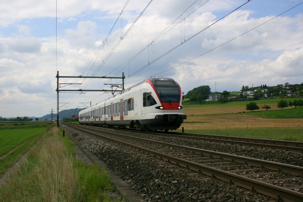Tagsber sind als RE Olten - Luzern ausschliesslich Flirt zu beobachten. RABe 523 035 am 13.8.2010 als RE 3577 bei St. Erhard. 