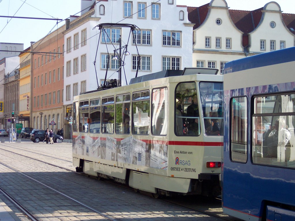Tatra T6A2 Nr.704 der RSAG Rostock an der Haltestelle Neuer Markt auf der Linie 1 unterwegs, Rckansicht