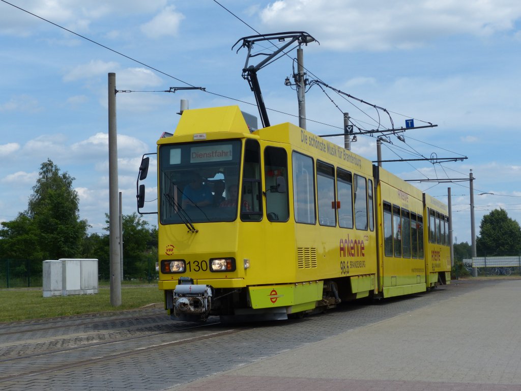 Tatrabahn mit Niederflurteil im Betriebshof Schmellwitz. Laut Wikipedia werden seit 2004 nur noch Straßenbahnen mit Niederflurteil eingesetzt, damit war Cottbus die erste Stadt, die einen vollständigen Niederflurbetrieb bei der Straßenbahn anbot. 15.6.2013
