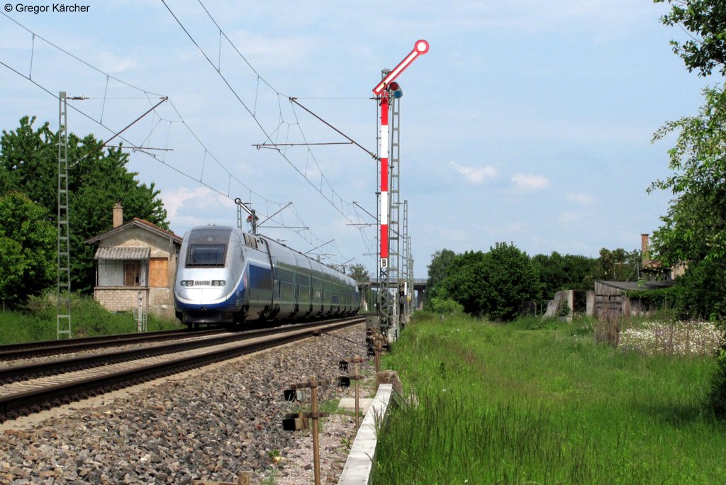 TGV Duplex 4704 passiert als TGV 9580 (Frankfurt-Marseille) die BK Basheide kurz vor Durmersheim. Aufgenommen am 19.05.2012.