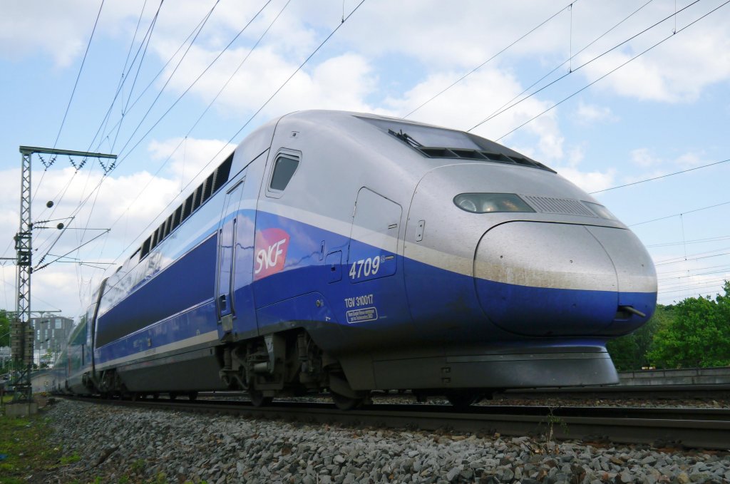 TGV Duplex 4709 beschleunigt aus dem Mannheimer Hbf auf die Rheinbrücke Richtung Ludwigshafen(Rhein). (12.05.12)