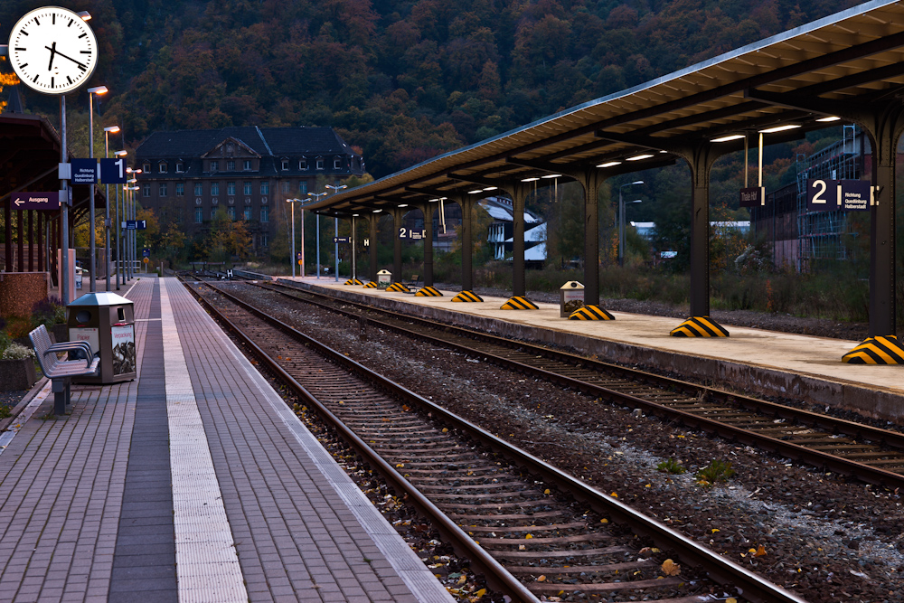 Thale Hbf. am 22.10.2010.
Der Zug nach Halberstadt ist gerade ausgefahren. Auf dem Bahnhofsgelnde herscht eine beeindruckende Stille.