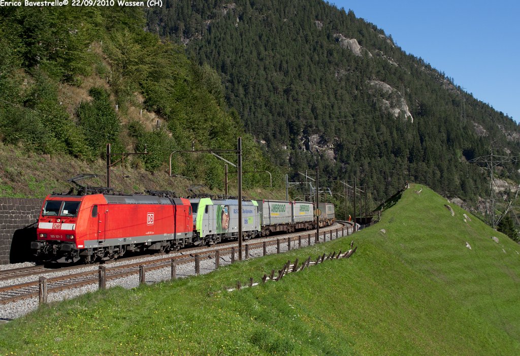 The BR 185.101 of DB with the Re486.505 of BLS hauls the  freight train n. 41603  from Muizen to Gallarate, here in Wassen.