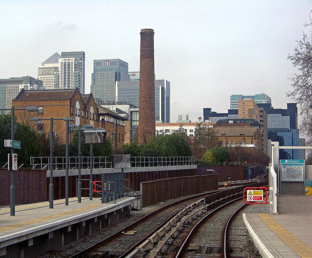  This is Mudchute , 17.3.010. Im Hintergrund das Wolkenkratzer-Viertel  Canary Wharf  mit dem gleichnamigen hchsten Gebude Englands (das mit der Spitze oben drauf;). Nchste Station ist Island Gardens.