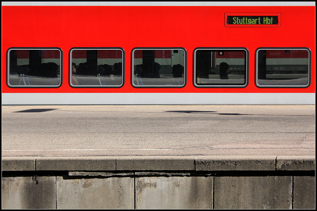 Tieflage - 

Der Waggon-Fußboden tiefer als der Bahnsteig: Ein Doppelstock-Zwischenwagen am Bahnsteig im Stuttgarter Hauptbahnhof. 

08.04.2011 (M)