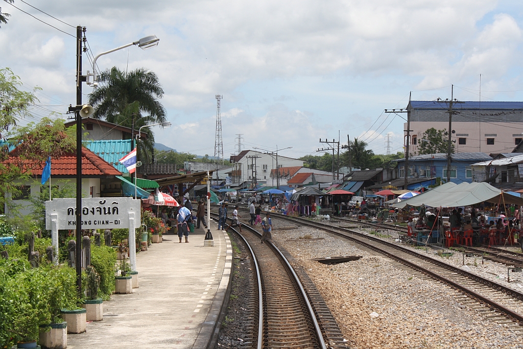 TiT - This is Thailand: Wenn's sein mu, dann werden auch schon mal die Gleisanlagen in den Marktbetrieb mit einbezogen. Denn die Eisenbahn ist ja nun mal ein  ffentliches  Verkehrsmittel. Bf. Khlong Chan-Di, Blickrichtung Ban Thung Pho Jn., am 24.August 2011.