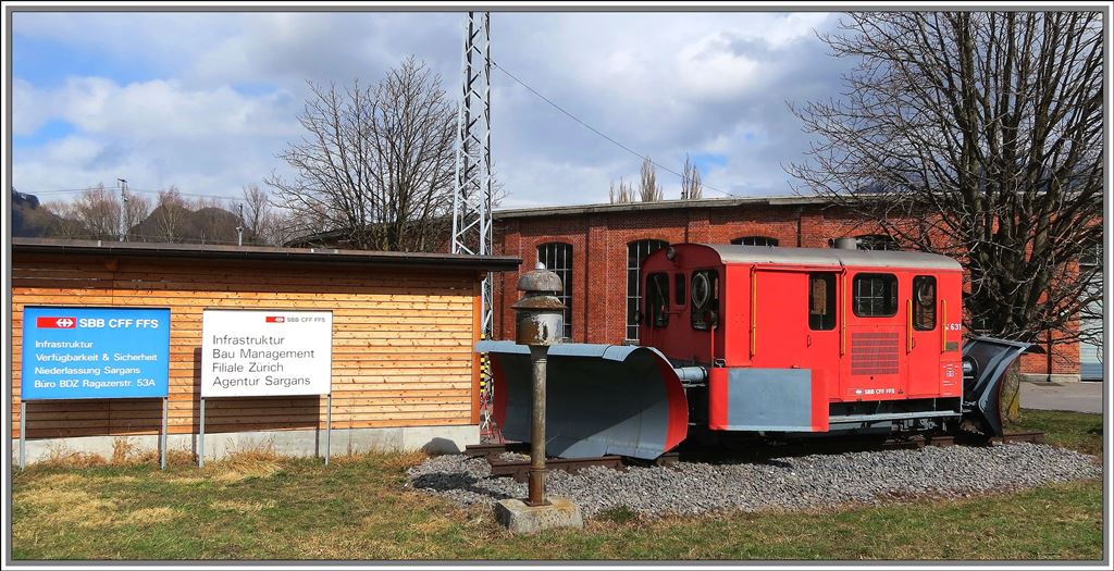 Tm 631 vor dem ehemaligen Lokdepot Sargans. (19.03.2013)