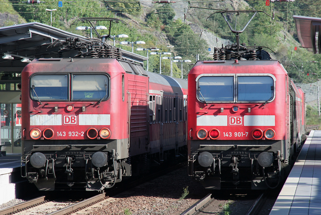 Trabbimeeting im Bahnhof Cochem, die 143 932-3 mit der RB81 von Koblenz nach Trier und gegenber die 143 901-7 im Sandwich in die Gegenrichtung am 10.09.2011