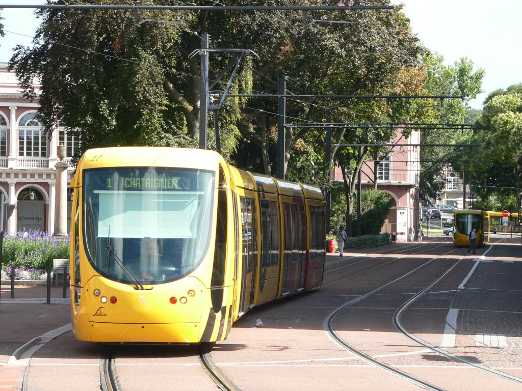 Tram auf der Linie 1 nach Chataignier, hier nahe dem Gare Mulhouse. 5.8.2011