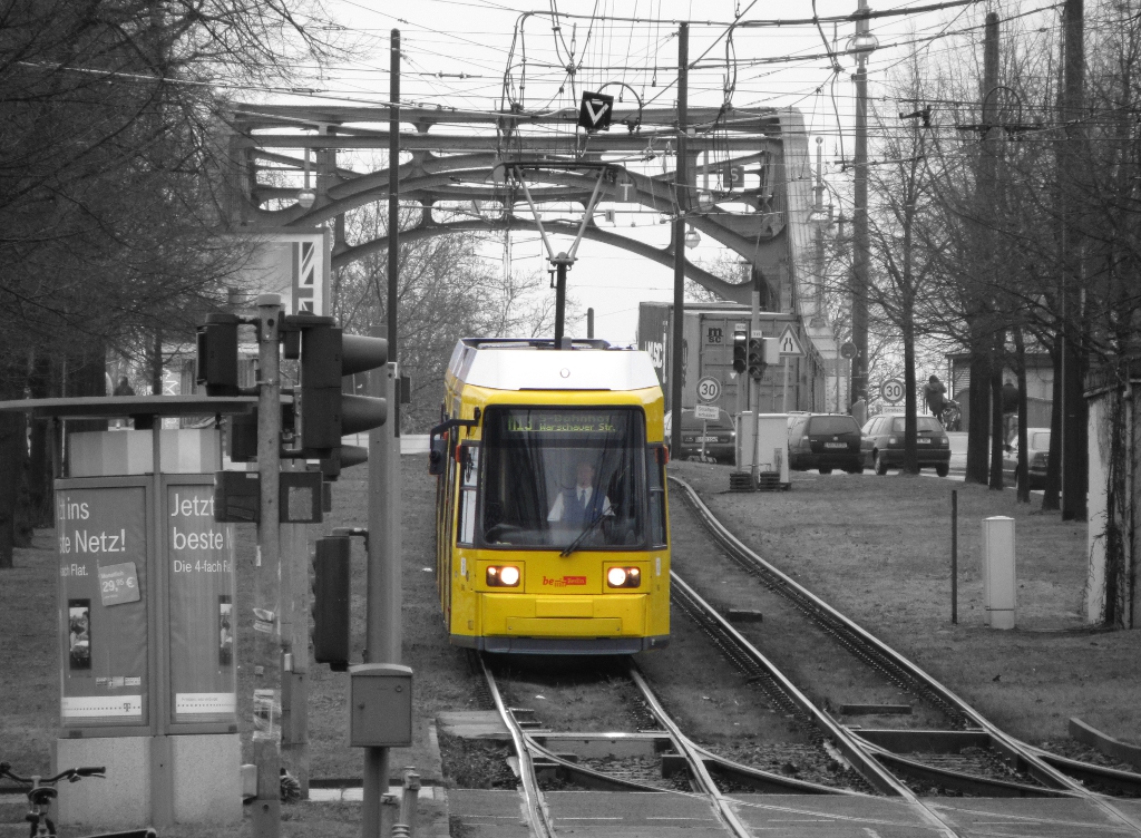 Tram-Linie 13 in Berlin: Diese Niederflurbahn kommt gerade von der Bsebrcke (S-Bahn Bornholmer Strae) und fhrt weiter in Richtung Warschauer Strae. 23.2.2012