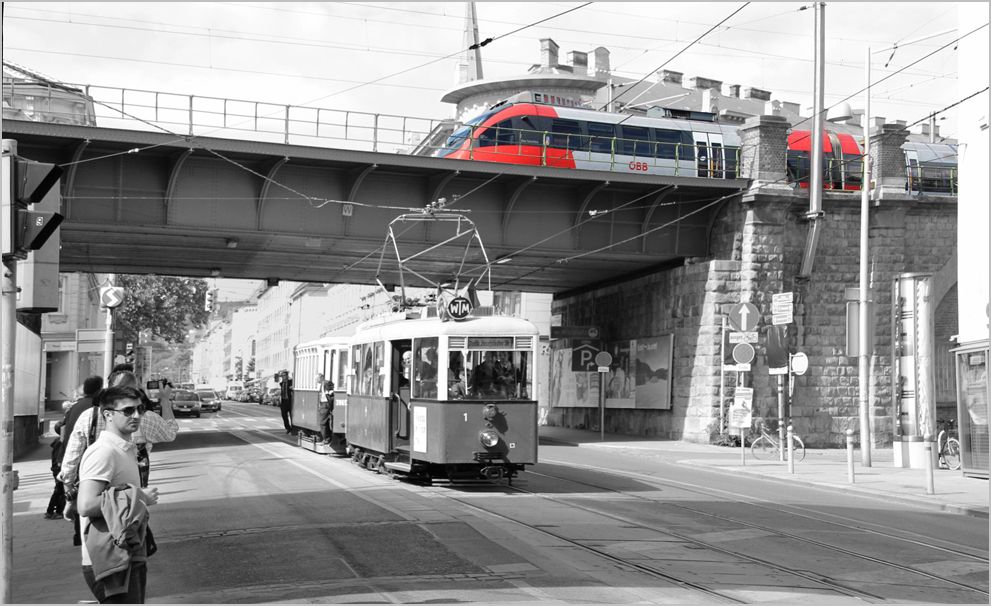 Treffen zweier unterschiedlicher Schienenfahrzeuge anhand einer versuchten zeitversetzten Aufnahme - Die Aufnahme enstand am Wiener Tramwaytag,als einige historische Straenbahnen im Einsatz waren. Wien/Ottakring, 15.9.2012 (Fotomontage)