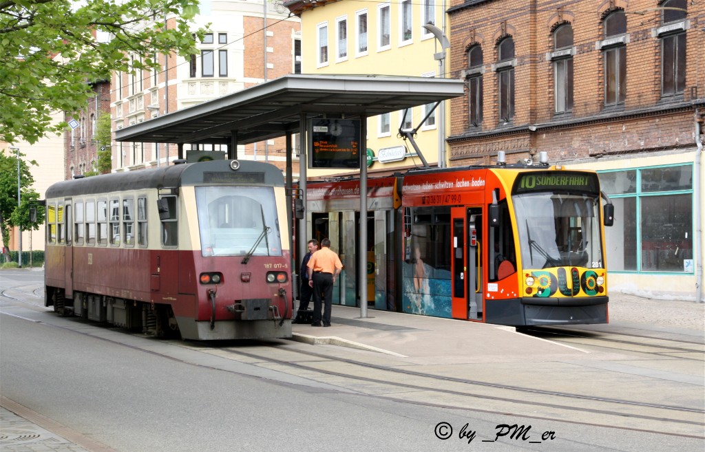 Triebwagen 187 017-9 der HSB stand gemeinsam mit der DUO Straenbahn Tw 201 der Verkehrsbetriebe Nordhausen auf dem Bahnhofsvorplatz 14.5.2011