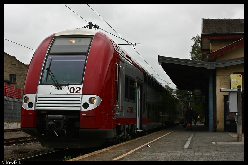 Triebwagen 2202 der CFL ist soeben als RB 3815 von Ettelbruck in Diekirch angekommen und fhrt in Krze weiter als IR 3640 nach Luxembourg. Aufgenommen am 21.06.2011.