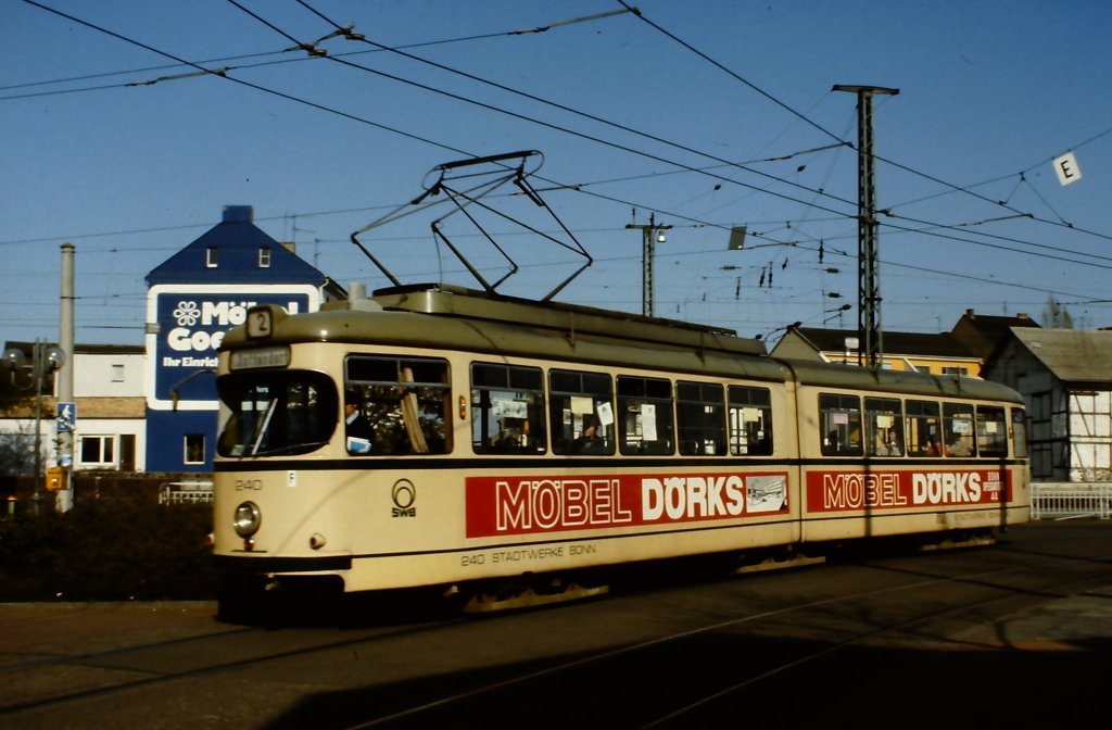 Triebwagen 240 der SWB auf der Linie 2 in Bonn-Beul. Die Aufnahme stammt aus dem Jahr 1982.