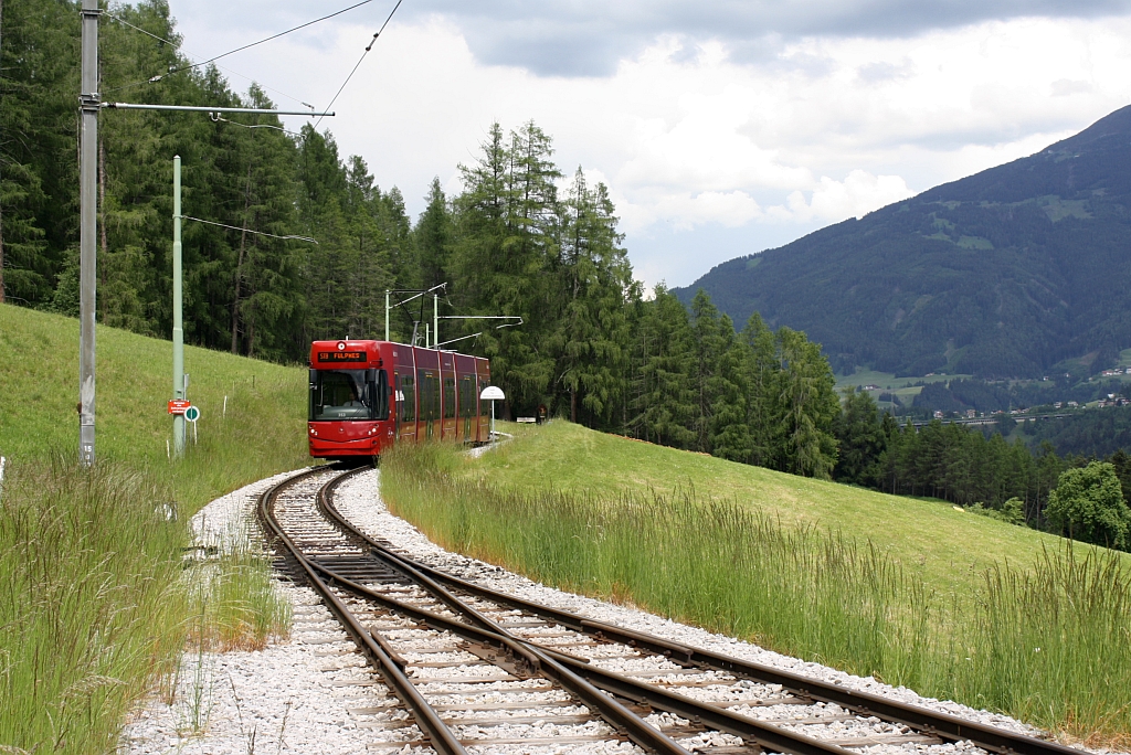 Triebwagen 353 der Stubaitalbahn fhrt am 22.Mai 2011 aus Innsbruck kommend in die Hst. Luimes ein.