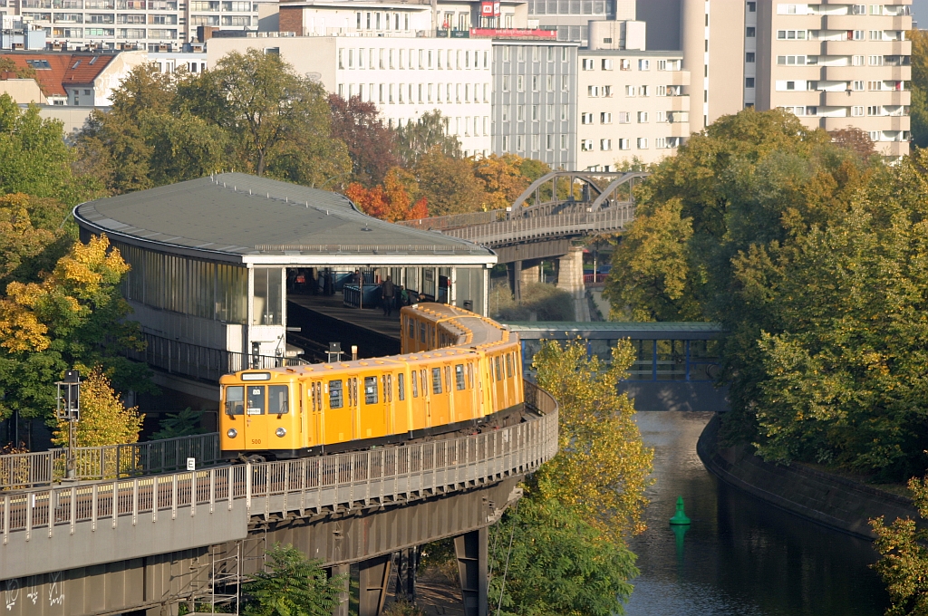 Triebwagen 500 hat soeben die Hst. Mckernbrcke verlassen. 08.Oktober 2008.