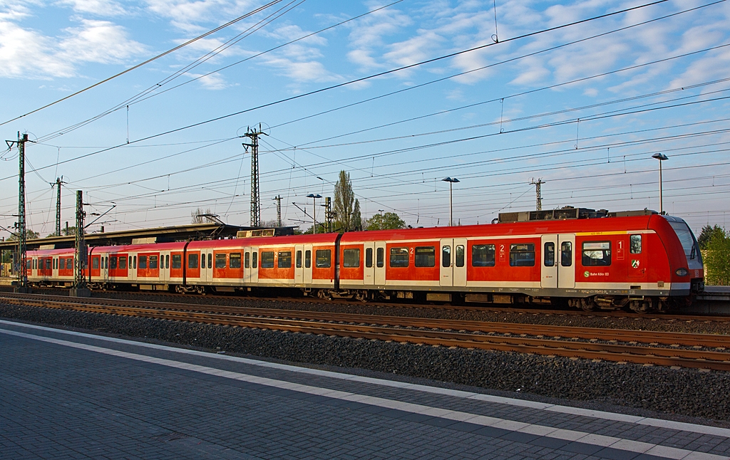 Triebzug 423 195-7 / 433 195/ 433 695 / 423 695 der S-Bahn Köln steht am 28.04.2013 im Bahnhof Troisdorf.

Die Triebzüge der Baureihe 423/433 sind S-Bahn-Triebzüge, die seit 1998 den Vorgänger DB-Baureihe 420 ablösen. 

Mit Baureihe 423 werden die beiden angetriebenen Steuerwagen bezeichnet, während die ebenfalls angetriebenen Mittelwagen als Baureihe 433 klassifiziert werden. Insgesamt wurden 462 Einheiten gebaut.

Die vierteiligen Triebzüge der Baureihe 423 sind 67.400 mm über Kupplung lang. Da der Triebzug für den S-Bahn-Betrieb gebaut wurde besitzt er kein WC. Als Leichtbaufahrzeug besteht er größtenteils aus Aluminium, das Leergewicht beträgt 105,0 t. Als Antrieb wird hier Drehstromtechnik mit Bremsstromrückspeisung eingesetzt, die Leistung beträgt 2.350 kW. Die zulässige Höchstgeschwindigkeit des Triebzugs beträgt 140 km/h.

Die Achsformel ist Bo'(Bo') (2') (Bo')Bo', in Klammern die Jakobsdrehgestelle.
