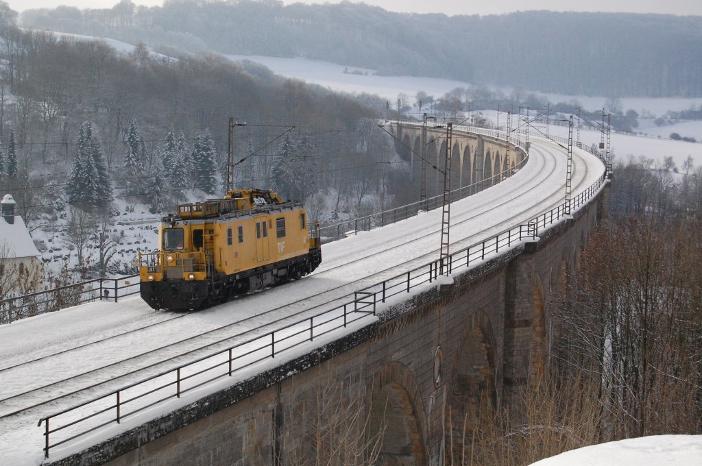 Tunnelinstandhaltungsfahrzeug ( TIF ) 705 001 berquerte am 05.01.2011 den Bekeviadukt in Altenbeken.