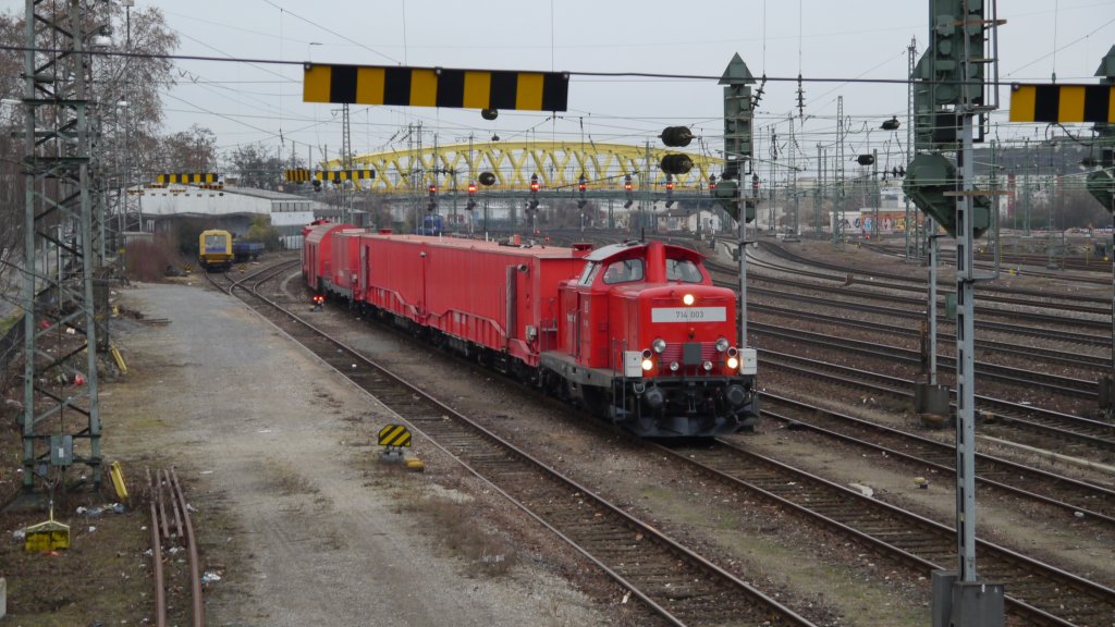 Tunnelrettungszug bei einer Bewegungsfahrt mit 714 003 und 004 am 27.12.11 in Mannheim.